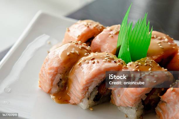 Rollo De Salmón Foto de stock y más banco de imágenes de Arroz - Comida básica - Arroz - Comida básica, Comida japonesa, Fotografía - Imágenes