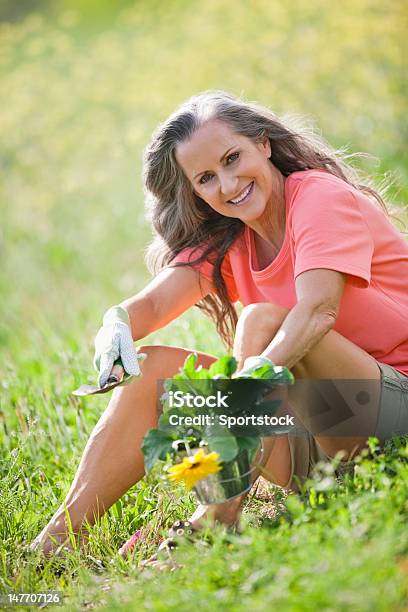 Photo libre de droit de Senior Dame Assise À Fleurs banque d'images et plus d'images libres de droit de Activité - Activité, Adulte, Adulte d'âge mûr