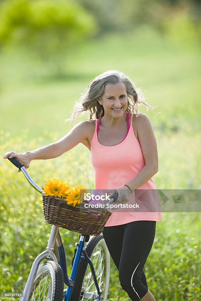 Dame Senior à vélo - Photo de Activité libre de droits