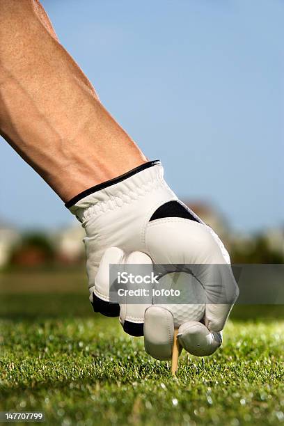 Пакет Услуг Golfer Размещения Футболка And Ball — стоковые фотографии и другие картинки Teeing Off - Teeing Off, Вертикальный, Взрослый