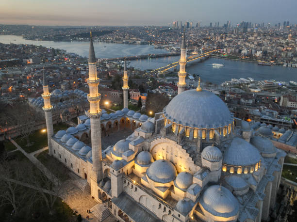 mois du ramadan mosquée suleymaniye, lettres lumineuses entre minarets (mahya) photo de drone, suleymaniye fatih, istanbul turquie - tea island photos et images de collection