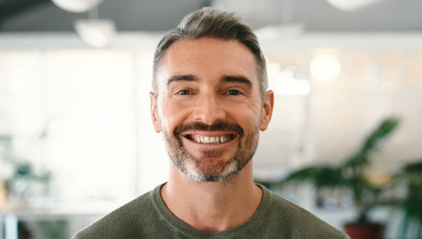 homem, empreendedor e rosto, sucesso no local de trabalho e mentalidade profissional em startup em retrato. sorriso masculino no cargo, crescimento na carreira e satisfação com o desenvolvimento e felicidade na agência digital - defocused business office casual - fotografias e filmes do acervo