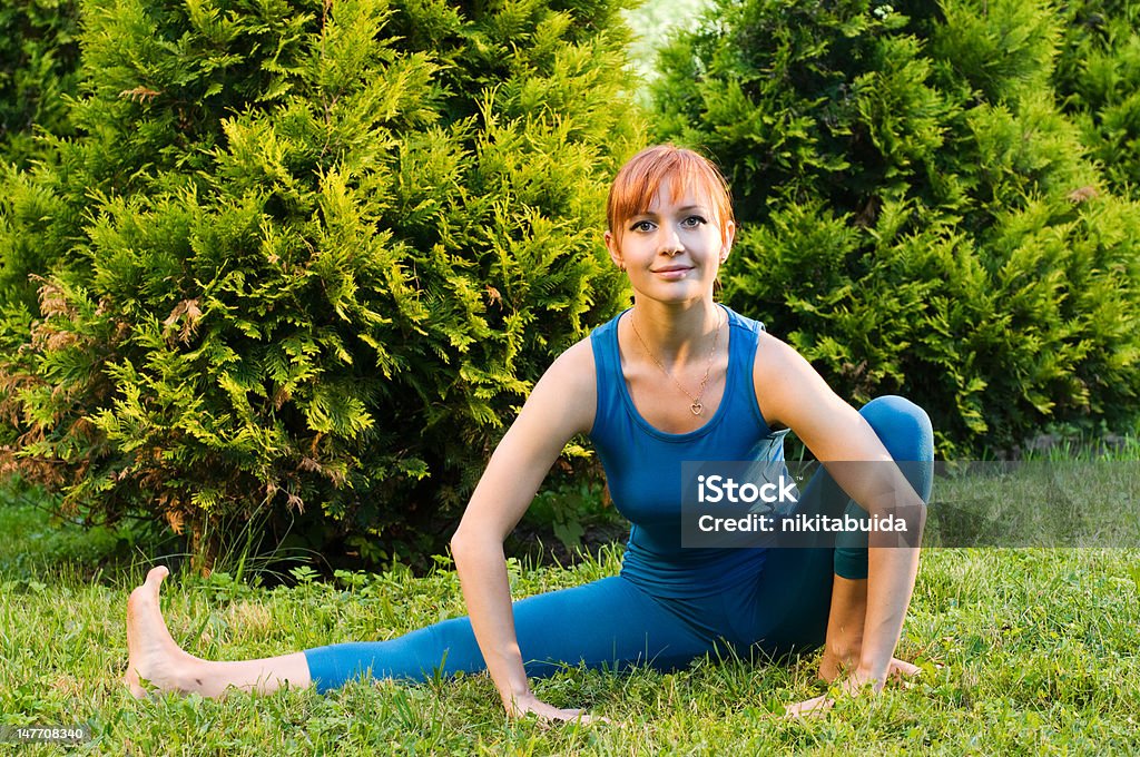 아름다운 붉은 여자 callanetics 연습 - 로열티 프리 건강한 생활방식 스톡 사진