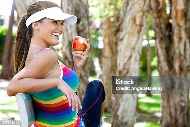 若い女性が公園のベンチのリンゴを食べる - 1人のストックフォトや画像を多数ご用意 - 1人, 20代, おやつ