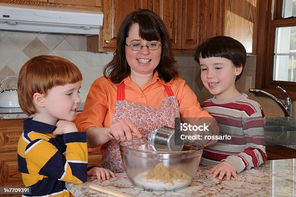 Foto de Cookies Assados e mais fotos de stock de Mãe - Mãe, Adulto, Aprender