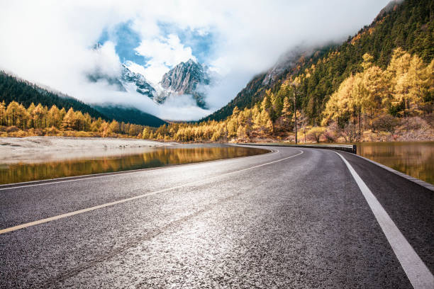 istock Mountain Road in Autumn 1477094363