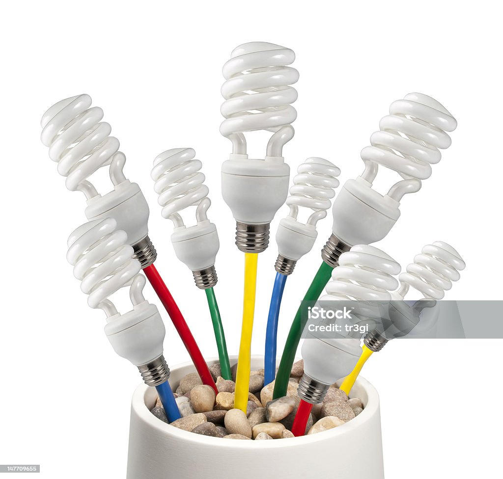 Las bombillas se conectan a cables de color en un encapsulado crecimiento - Foto de stock de Amarillo - Color libre de derechos