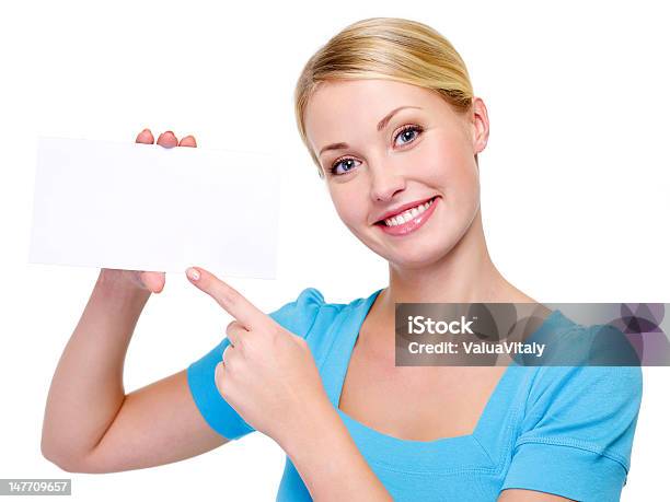 Capelli Biondi Donna Con Carta Bianca - Fotografie stock e altre immagini di Cartolina di auguri - Cartolina di auguri, Persone, Tenere