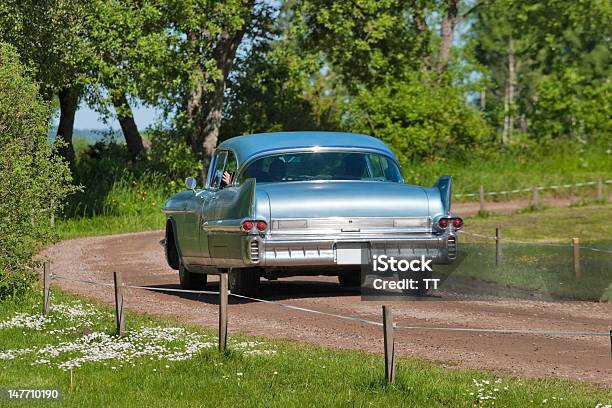 Photo libre de droit de Voiture Américaine Classique banque d'images et plus d'images libres de droit de 1950-1959 - 1950-1959, Route sinueuse, Voiture d'époque