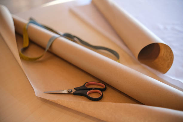 istock Natural wrapping paper and scissors 1477105317