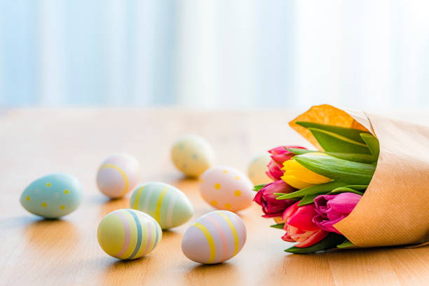 velikonoční vajíčka a tulipány. kopírovat prostor - duben - stock snímky, obrázky a fotky