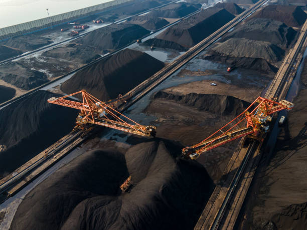 техника в угольном порту транспортирует уголь - открытая шахта стоковые фото и изображения