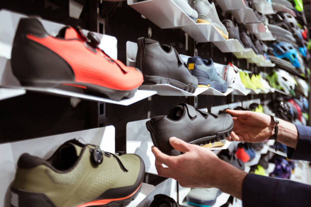 istock Male customer holding cycling shoe 1477115369