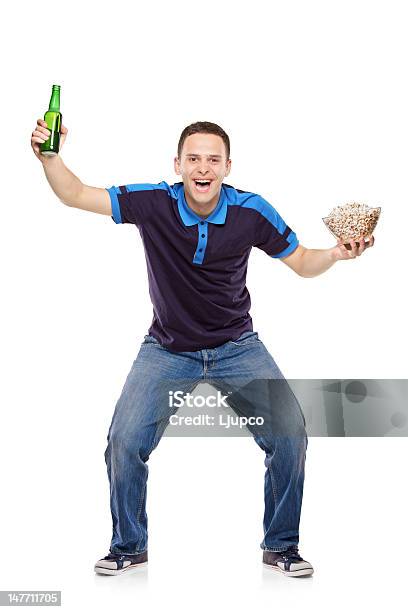 Photo libre de droit de Fan Avec Une Bière Et Bol De Popcorn Dans Ses Mains banque d'images et plus d'images libres de droit de Acclamation de joie