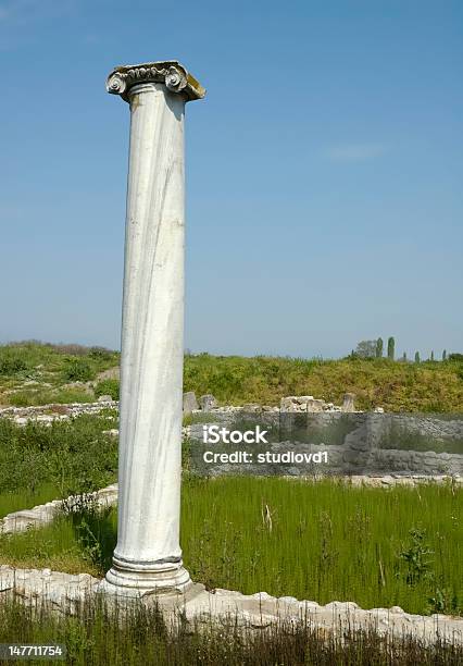 Clásica Grecia Columna Dion Arqueológicos Sitio Foto de stock y más banco de imágenes de Antiguo - Antiguo, Arqueología, Azul