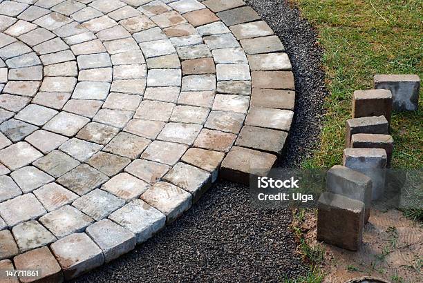 Foto de Colocar Pátio De Tijolos e mais fotos de stock de Terraço - Jardim - Terraço - Jardim, Tijolo - Material de Construção, Instalar