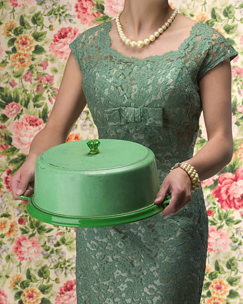 casa moglie con torta piatto - stereotypical homemaker foto e immagini stock