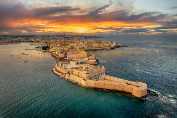 paesaggio con siracusa al tramonto, isole della sicilia - messina foto e immagini stock