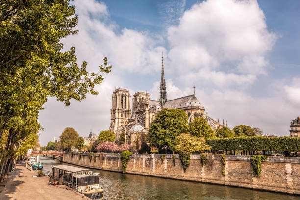 cathédrale notre-dame avec péniches sur la seine au printemps à paris, france - university of notre dame photos et images de collection