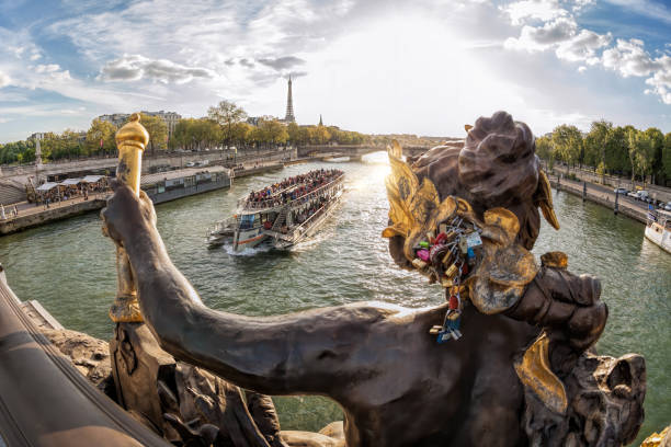 프�랑스 파리의 센 강과 에펠탑에 있는 관광 보트에 대한 조각품이 있는 퐁 알렉상드르 3세(다리) - pont alexandre iii 뉴스 사진 이미지