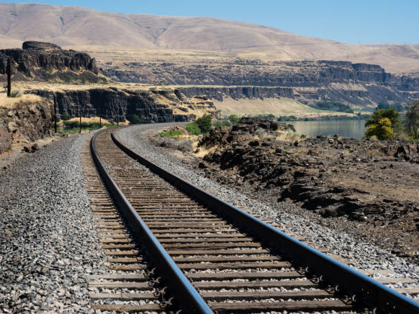 米国ワシントン州東部のコロンビア川沿いを走る線路 - columbia oregon ストックフォトと画像