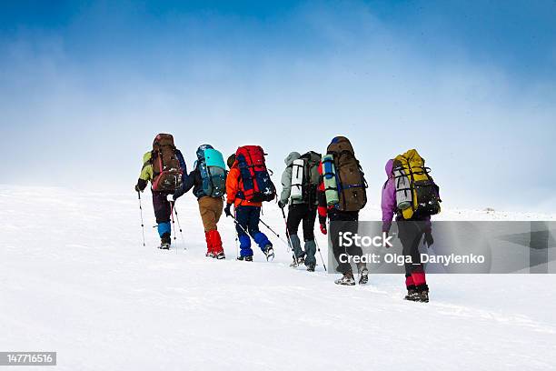 Photo libre de droit de Randonnée Dans La Montagne En Hiver banque d'images et plus d'images libres de droit de Montagne - Montagne, Neige, Randonnée pédestre