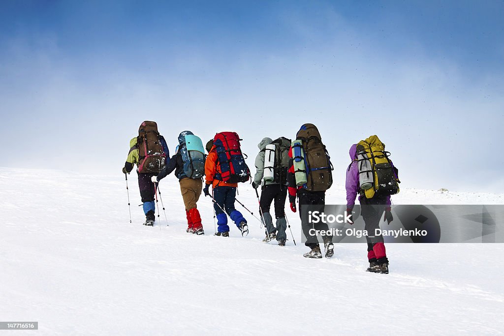 Escursioni in montagna inverno - Foto stock royalty-free di Escursionismo