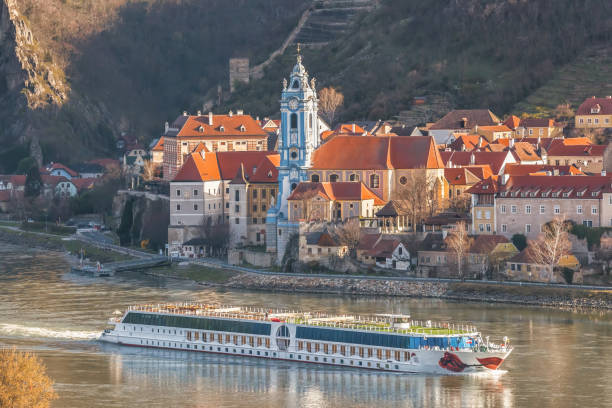 オーストリア、ヴァッハウ(ユネスコ)のドナウ川に観光船がいる春のデュルンシュタイン村 - danube river danube valley austria valley ストックフォトと画像