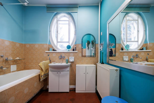 istock Red blue and beige outdated bathroom. 1477193458