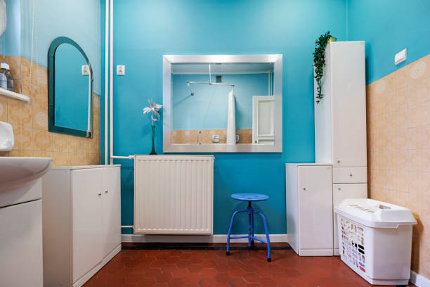 istock Red blue and beige outdated bathroom. 1477193479