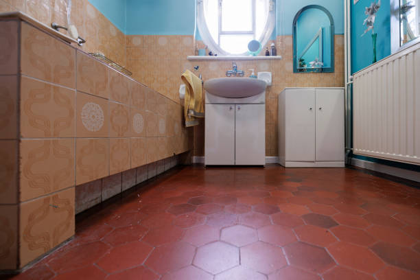 istock Red blue and beige outdated bathroom. 1477193560