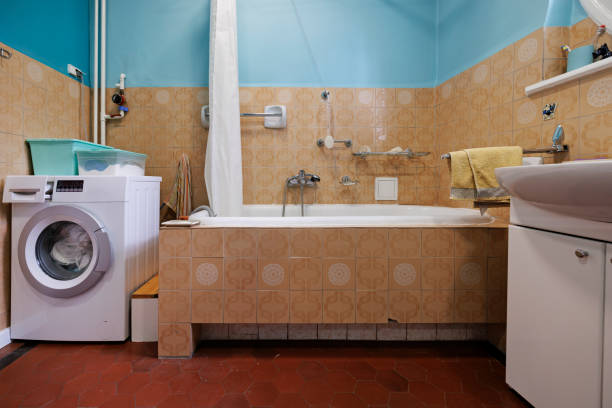 Red blue and beige outdated bathroom.