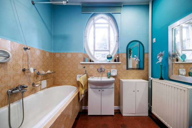 Red blue and beige outdated bathroom.