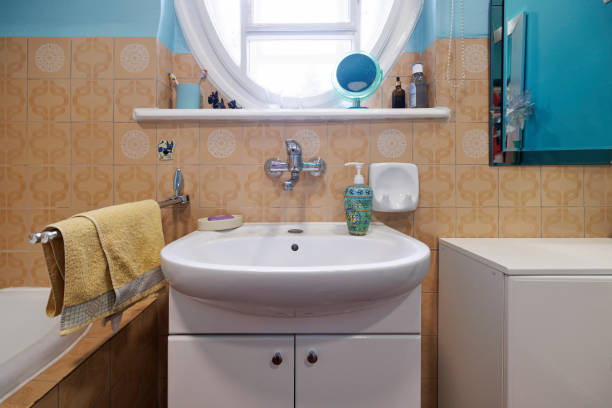 istock Red blue and beige outdated bathroom. 1477193684