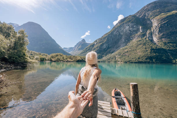 pov de pareja en muelle de madera, la chica lleva al novio y la sigue - mountain mountain range norway fjord fotografías e imágenes de stock