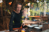 positive-junge-frau-die-im-restaurant-ar
