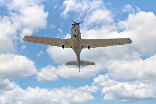 leichtflugzeug fliegt über blauem himmel - flugzeugperspektive stock-fotos und bilder