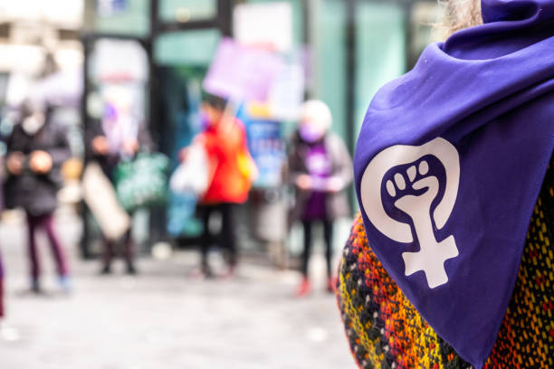 símbolo da mulher em uma celebração de rua por ocasião do 8 de março, dia internacional da mulher em valência, espanha - patriarchy - fotografias e filmes do acervo