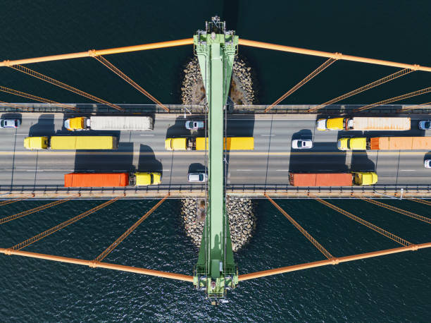Semi Camion Crossing Bridge - foto stock