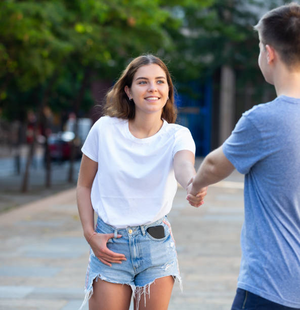 jugendliche schütteln hände - greeting teenager handshake men stock-fotos und bilder