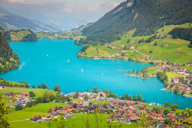 ターコイズブルーの谷の上 ルンゲルン湖またはルンゲラー湖とスイス、オプヴァルデンの村 - nautical vessel sailboat interlaken switzerland ストックフォトと画像