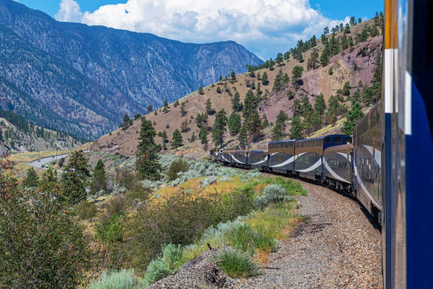 treno dell'alpinista roccioso, canada - canadian culture landscape mountain range mountain foto e immagini stock