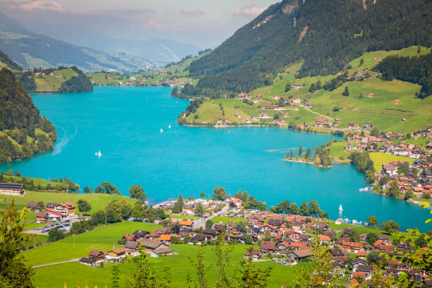 ターコイズブルーの谷の上 ルンゲルン湖またはルンゲラー湖とスイス、オプヴァルデンの村 - nautical vessel sailboat interlaken switzerland ストックフォトと画像