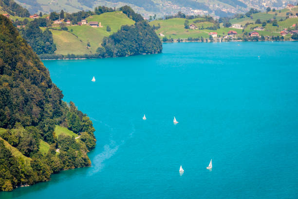 ターコイズブルーの谷の上 ルンゲルン湖またはルンゲラー湖とスイス、オプヴァルデンの村 - nautical vessel sailboat interlaken switzerland ストックフォトと画像