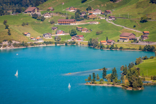 ターコイズブルーの谷の上 ルンゲルン湖またはルンゲラー湖とスイス、オプヴァルデンの村 - nautical vessel sailboat interlaken switzerland ストックフォトと画像