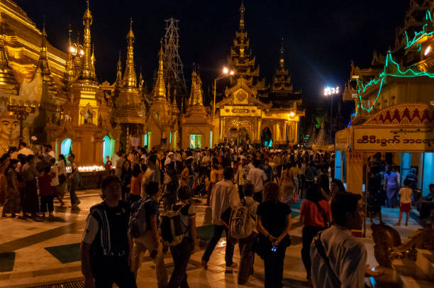 pilgerfahrt zur shwedagon-pagode - ancient architecture buddhism burmese culture stock-fotos und bilder