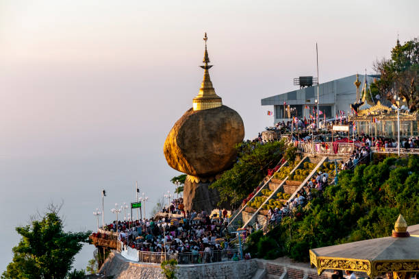 закат у золотой скалы во время фестиваля огней - burmese culture myanmar pagoda dusk стоковые фото и изображения