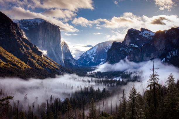 valle de yosemite en la niebla - yosemite national park winter waterfall california fotografías e imágenes de stock