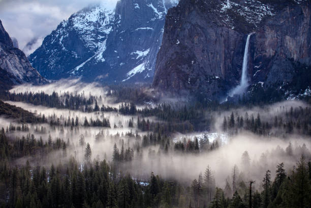 valle de yosemite en la niebla - yosemite national park winter waterfall california fotografías e imágenes de stock