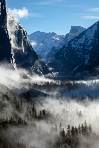 valle de yosemite en la niebla - yosemite national park winter waterfall california fotografías e imágenes de stock